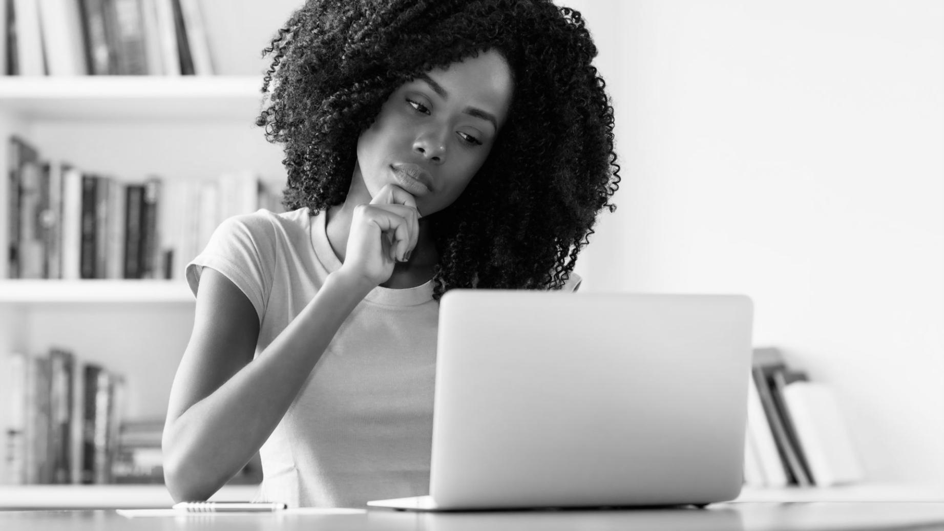 Dozent erklärt Finanzthemen in einer Livesitzung